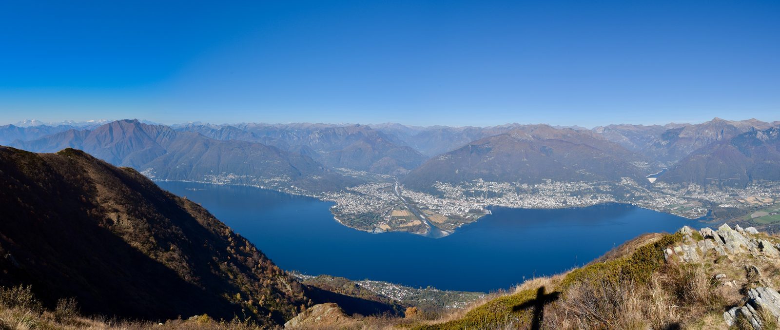 Vista panoramica sul lago e sulle montagne del Ticino