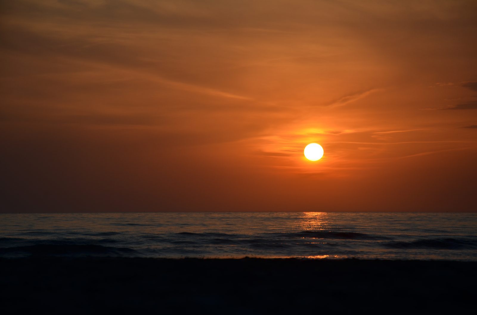 Tramonto arancione sul mare